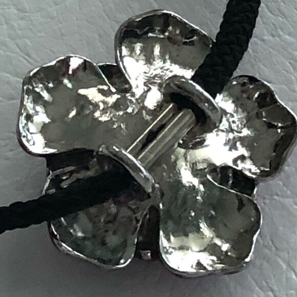 RHINESTONE AND METAL FLOWERED ELASTIC PONYTAIL HOLDER - Picture 4 of 12